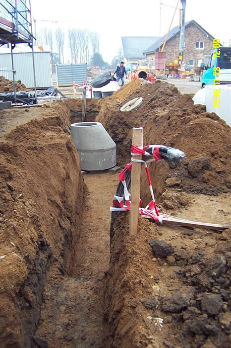 BLICK | in den Graben f&uuml;r die Sohleleitungen (Erdw&auml;rmegewinnung)