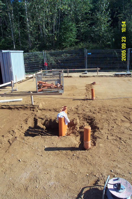 Blick | auf das Planum; Verlegung der Grundleitungen